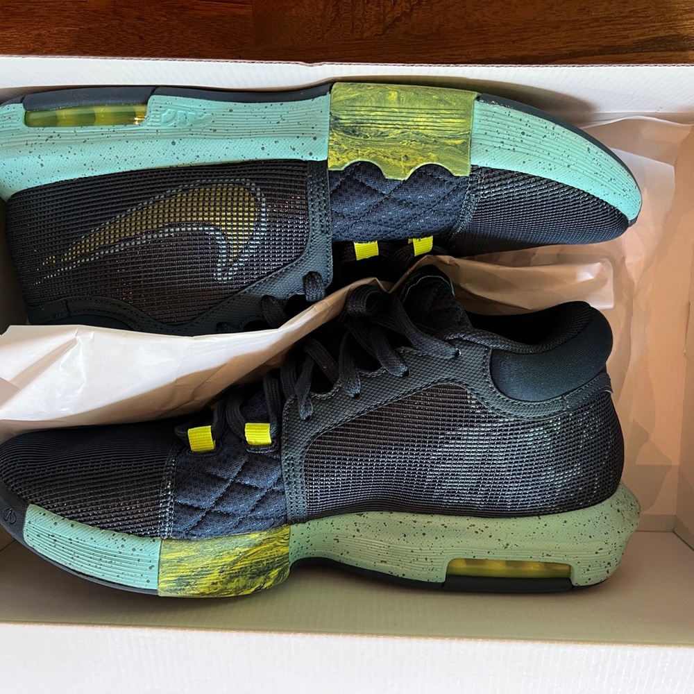 Nike LeBron Witness 8